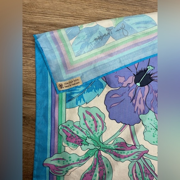 JIM THOMPSON 100% SILK SCARF MADE IN THAILAND - GORGEOUS AQUA COLORS - Picture 4 of 7